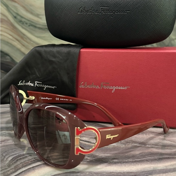 FERRAGAMO Gancini Sunglasses NIB Burgundy Gold - Picture 11 of 16
